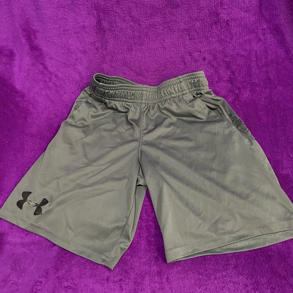 Boys Under Armor shorts size small